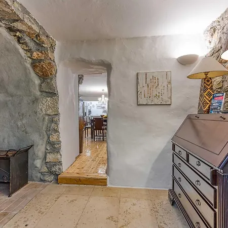 בית נופש Beautiful Stone House Menta I